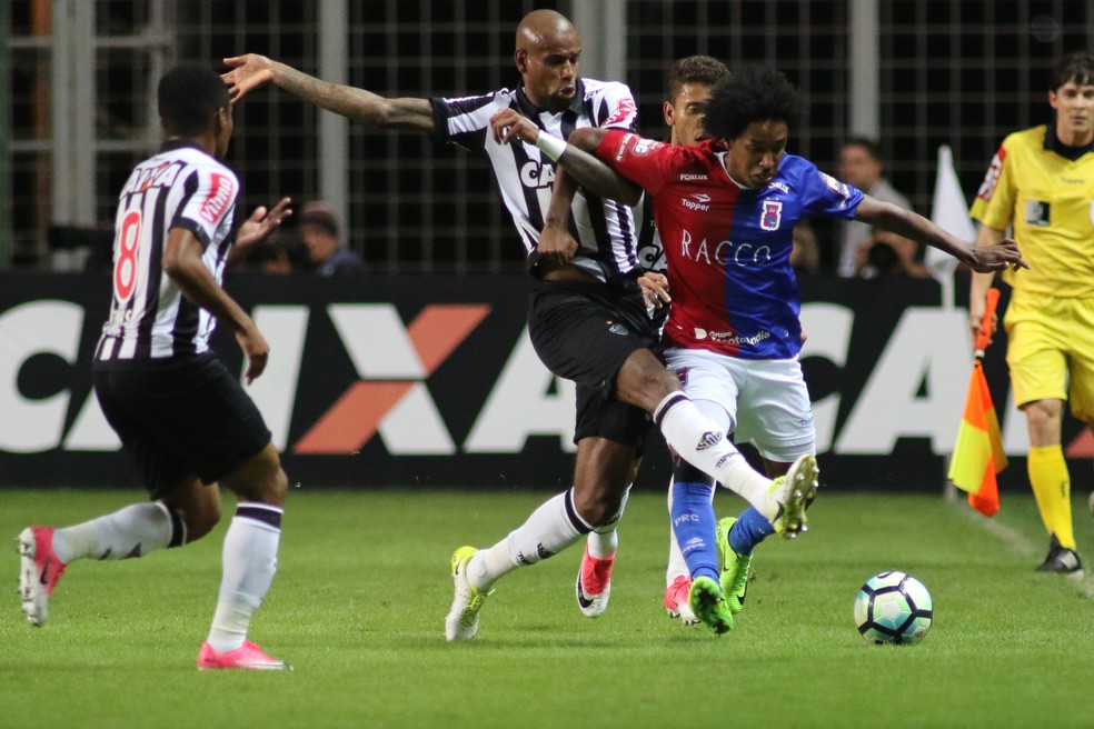 Partida entre Atlético-MG e Paraná foi muito disputada no Independência (Foto: Agência Estado)