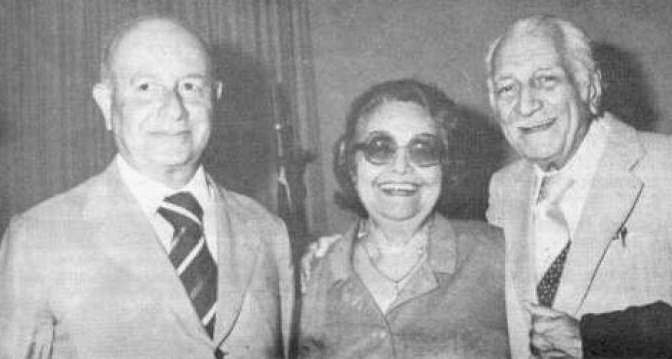 Rachel de Queiroz entre os escritores Adonias Filho e Gilberto Freyre (Foto: Wikimedia Commons)