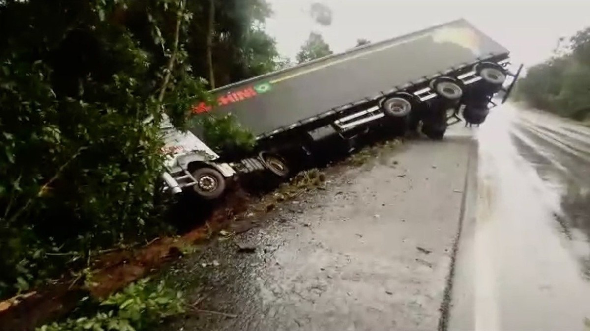 Motorista sai ileso de carreta que saiu da pista após derrapar em óleo