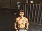 Lucas Lucco mostra abdômen rasgado após treino e revela dieta