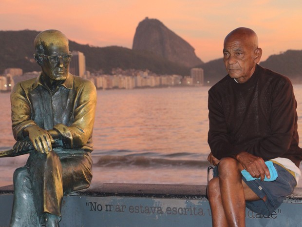 Drummond fica à beira do mar em Copacabana, com o Pão de Açúcar ao fundo (Foto: José Raphael Berrêdo/G1)
