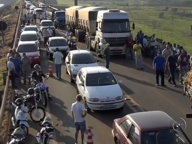 G Manifestantes Fecham Rodovia Durante Protesto Em Ilha Solteira