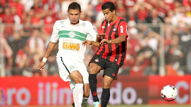 Bruno Mineiro e Junior Urso na partida entre Coritiba e Atlético-PR (Foto: Giuliano Gomes / Ag. Estado)