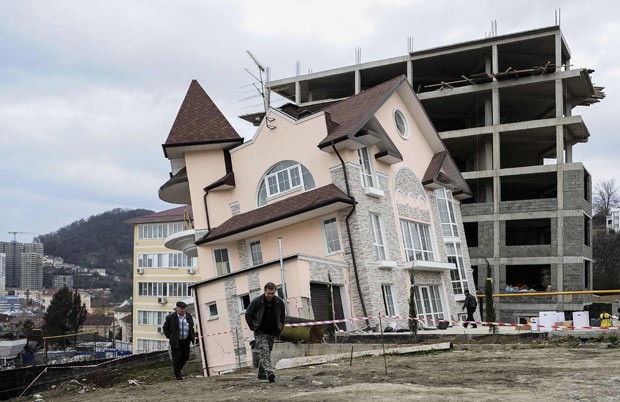 Prédio residencial inclinado é visto nesta segunda-feira (4) na cidade russa de Sochi (Foto: mundo g1)