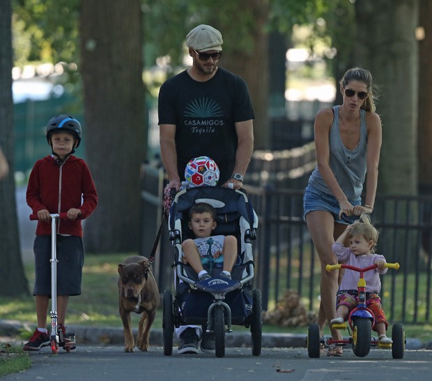 Gisele, seu marido, Tom Brady, os dois filhos do casal (Benjamin, de 4 anos, e Vivian Lake, de 1 ano) e o filho de Brady, John (à esq) (Foto: Getty Images)