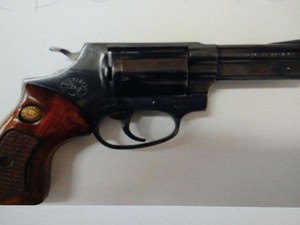 Arma apreendida com suspeito da morte do empresário Piracicaba (Foto: Divulgação/Polícia Civil) Arma apreendida com suspeito da morte do empresário Piracicaba (Foto: Divulgação/Polícia Civil)