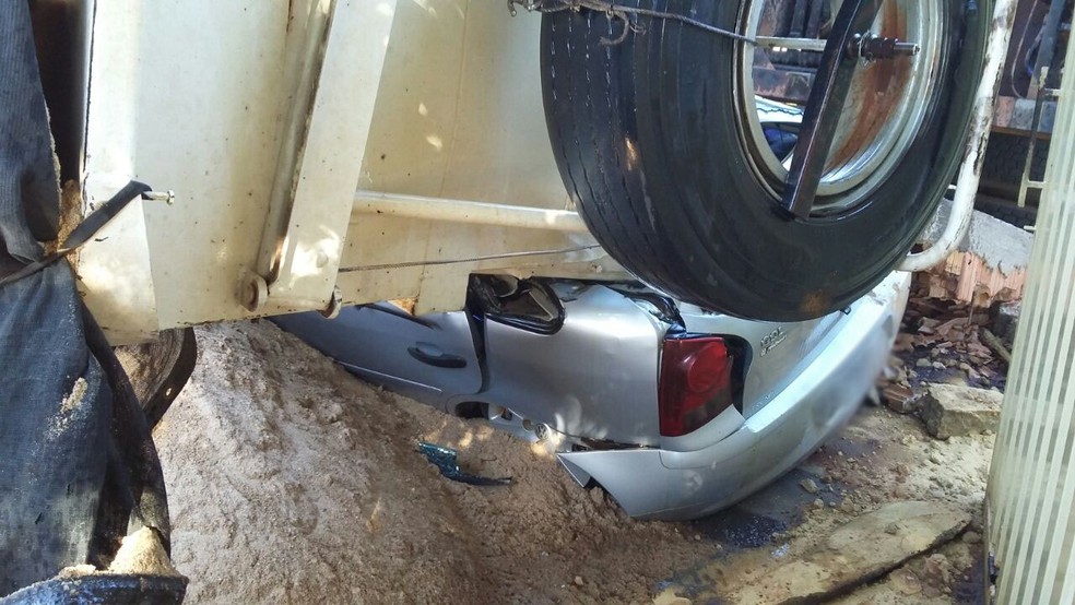 Dois moradores estavam dentro da casa (Foto: Matheus Percinoto Silva/Cedida)