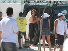 Sem camisa, Marcos Pasquim grava 'Cheias de Charme' em praia no Rio