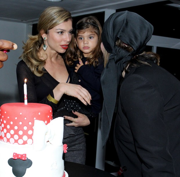 Grazi com a filha Sofia e o bolo que ela ganhou de presente (Foto: Alex Palarea/AgNews) Grazi com a filha Sofia e o bolo que ela ganhou de presente (Foto: Alex Palarea/AgNews)