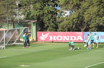 Após trabalho secreto, interino Alberto Valentim treina cobranças de pênalti