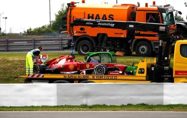 Carro fernando alonso ferrari rebocado gp da alemanha (Foto: Agência Reuters)