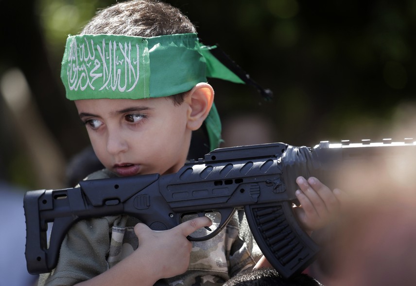 Menino palestino segura arma de brinquedo durante passeata pró-Hamas na Cidade de Gaza
