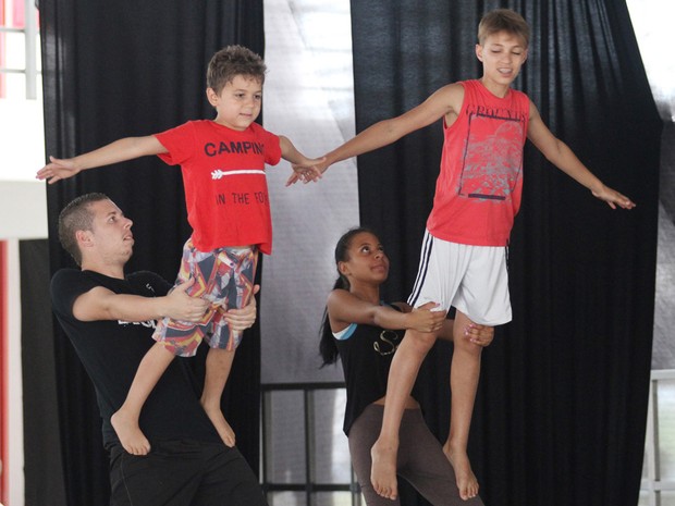 Aula de circo com dança em Poá (Foto: Wanderley Costa/ Prefeitura de Poá) Aula de circo com dança em Poá (Foto: Wanderley Costa/ Prefeitura de Poá)