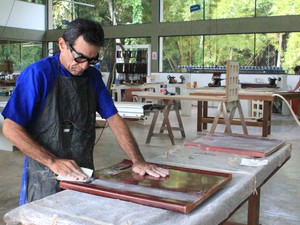 "É como uma cirurgia na madeira", diz marceneiro sobre fabricação dos móveis  (Foto: Jamile Aves/G1 AM)