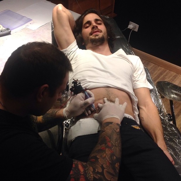 Fiuk fazendo tatuagem (Foto: Instagram / Reprodução)