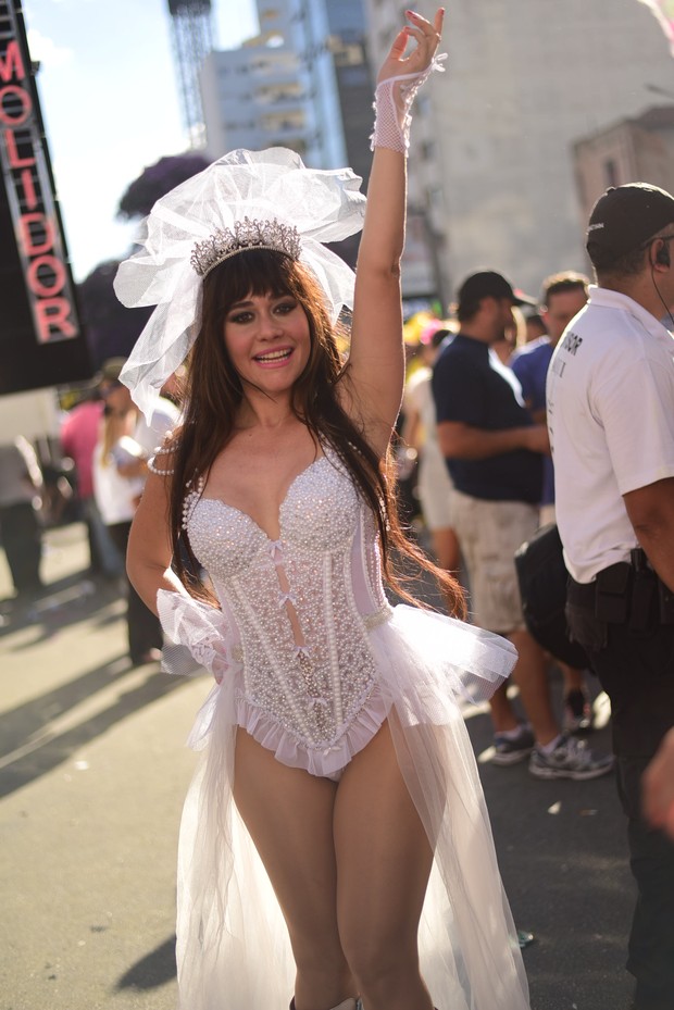 Alessandra Negrini em bloco de carnaval (Foto:  Leo Franco / AgNews)