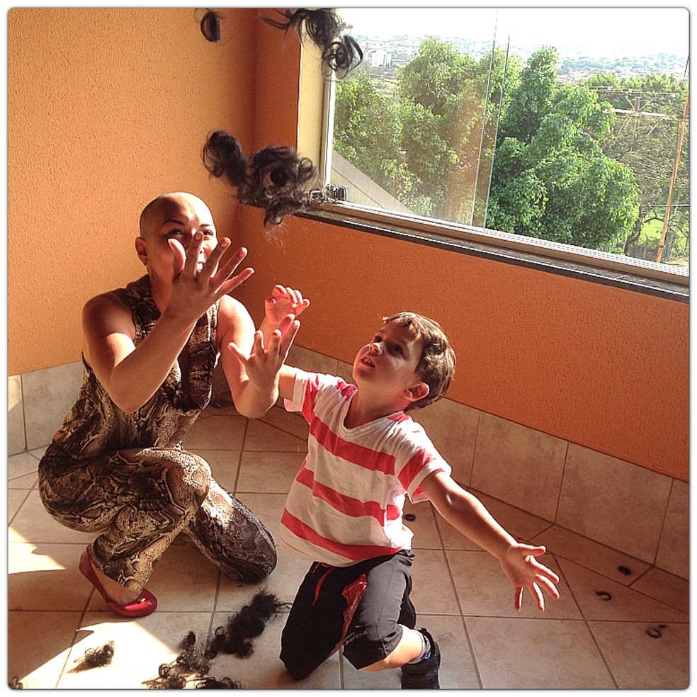 Aline Wega raspou o cabelo junto com o filho Igor, no diagnóstico da leucemia (Foto: Aline Wega/ Arquivo Pessoal )