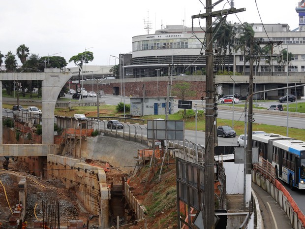 Obras do monotrilho da linha 17-Ouro do Metrô na avenida Washington Luis, próximo ao Aeroporto de Congonhas (Foto: Nelson Antoine/Framephoto/Estadão Conteúdo)