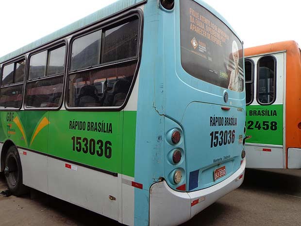 Ônibus do Grupo Amaral, que sofreu intervenção do GFF, em garagem da empresa, em Brasília (Foto: G1/reprodução)