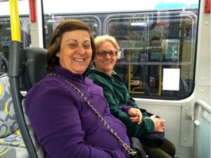 As amigas Rose Meire Leite e Orizete Tesce, que acharam os novos ônibus &quot;chiques&quot; (Foto: Amanda Previdelli/G1)