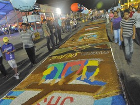 Os tapetes foram confeccionadas em Caruaru durante toda esta última quinta-feira (7) (Foto: Thomás Alves/TV Asa Branca)