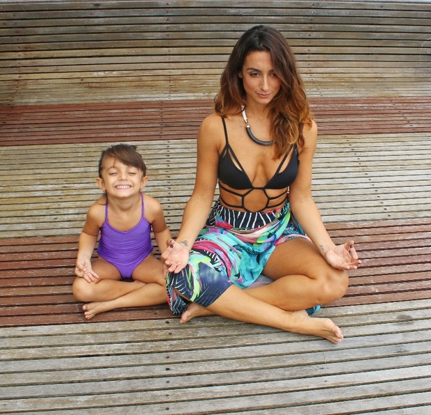 Camila Lucciola e a filha, Felipa, em ensaio de Dia das Mães a convite de uma grife (Foto: Divulgação)