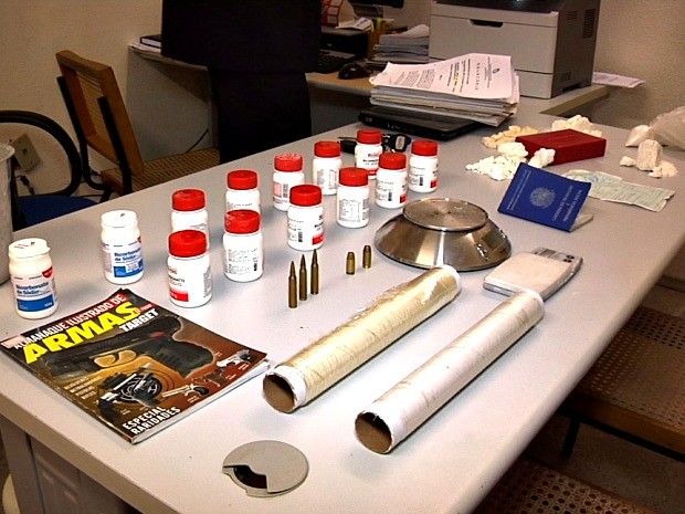 Material ilícito foi encontrado em casa de cúmplice do suspeito de envolvimento em 20 mortes (Foto: Reprodução/ TV Verdes Mares)