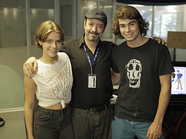 Isabella Santoni e Rafael Vitti com o ilustrador que fez a versão anime dos dois (Foto: Paulo Eduardo Gonçalves / Gshow)