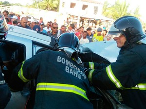 Acidente com caminhão deixa dois feridos e carro destruído em Porto Seguro (Foto: Divulgação/Corpo de Bombeiros)