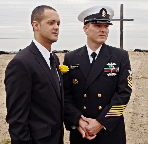 Jonathan Franqui e Dwayne Beebe (este integrante da Marinha dos EUA) dão as mãos durante cerimônia de casamento em Chesapeake Bay, em Maryland, nesta terça-feira (1º) (Foto: Robert MacPherson/AFP) Jonathan Franqui e Dwayne Beebe (este integrante da Marinha dos EUA) dão as mãos durante cerimônia de casamento em Chesapeake Bay, em Maryland, nesta terça-feira (1º) (Foto: Robert MacPherson/AFP)