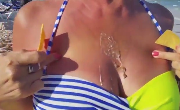 Mulher não ficou com nojo e ainda exibiu local atingido (Foto: Reprodução/YouTube/Kyoot Animals)