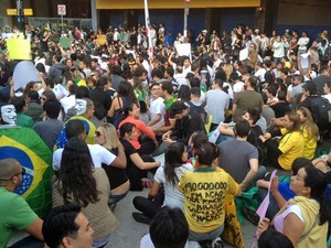 Mnifestantes sentam na Avenida da Consolação em frente à estação Paulista do Metrô (Foto: Júlia Basso Viana)