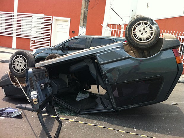 Carro capotou após bater em outro veículo no centro de Cuiabá. (Foto: Marcelo Ferraz/G1)