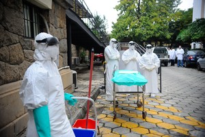 Na foto, o Ministério da Saúde promove simulação de resposta a um possível caso de ebola. No Brasil, os dois hospitais de referência são o Evandro Chagas, no Rio de Janeiro, e o Emílio Ribas,em São Paulo (Foto: Agência Brasil)
