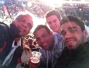 Thiago Tavares assiste ao 'UFC: Browne x Pezão' com o pai e o técnico (Foto: Reprodução / Twitter)