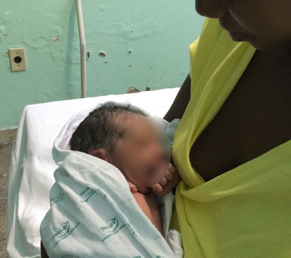 Mãe e bebê foram encaminhados para Hospital Gonzaguinha da Messejana e passam bem (Foto: PRF/Divulgação)