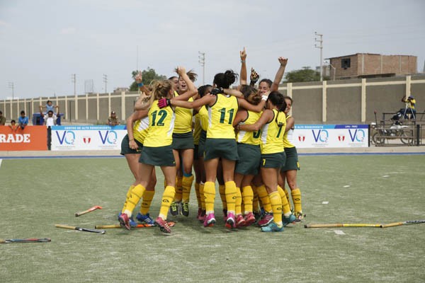 meninas da seleçãio brasileira comemoram o primeiro título internacional da equipe, um torneio amistoso no Peru (Foto: Federação Pan-Americana de Hóquei (PAHF).)