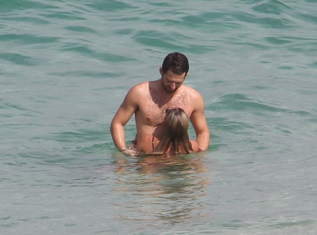 Fernanda de Freitas foi a praia da Barra da Tujuca com o namorado (Foto: Marcus Pavão/Agnews)