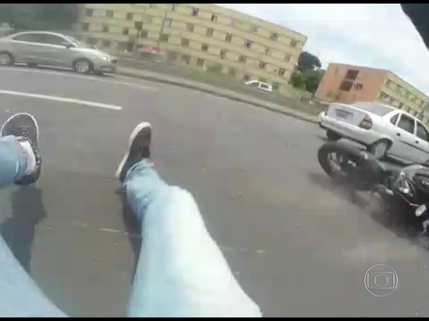 Motorista caiu após tentativa de assalto (Foto: Reprodução/TV Globo)
