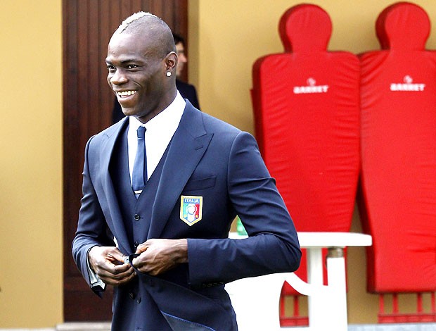 Mario Balotelli arrumado para foto oficial da Itália (Foto: AP)