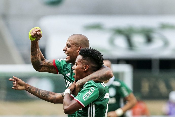 Tchê Tchê machuca o ombro e vai a hospital fazer exame