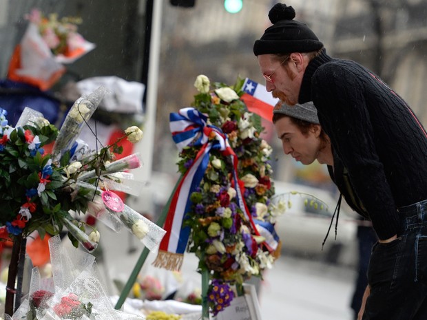 Jesse Huges, cantor do Eagles of Death Metal, e Julian Dorio, baterista que tocou no show no Bataclan, voltam a local de ataques em Paris (Foto: Miguel Medina / AFP)