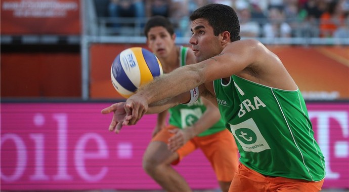 Alvaro Filho/Vitor Felipe (foto) x Gibb/Paterson Mundial volei de praia Holanda (Foto: Divulgação/FIVB)