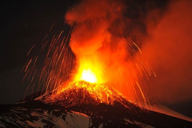 Erupção do Etna é vista de Acireale, na Itália (Foto: Carmelo Imbesi/AP)