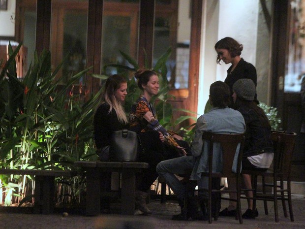 Nathalia Dill, Sophia Abrahão, Fiuk e Sophie Charlotte em restaurante no Rio (Foto: Delson Silva/ Ag. News)