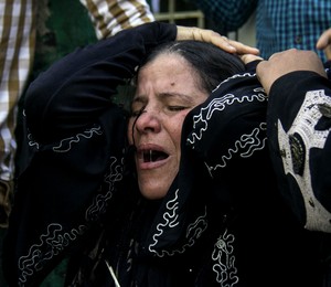 Familiares dos réus entraram em desespero quando uma corte no Egito condenou 720 pessoas à morte pela participação em protestos de islamistas no ano passado (Foto: Roger Anis/AP)