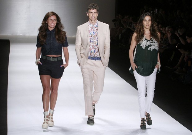 Giovanna Antonelli, Reynaldo Gianecchini e Tainá Müller desfilam no Fashion Rio (Foto: Isac Luz / EGO)