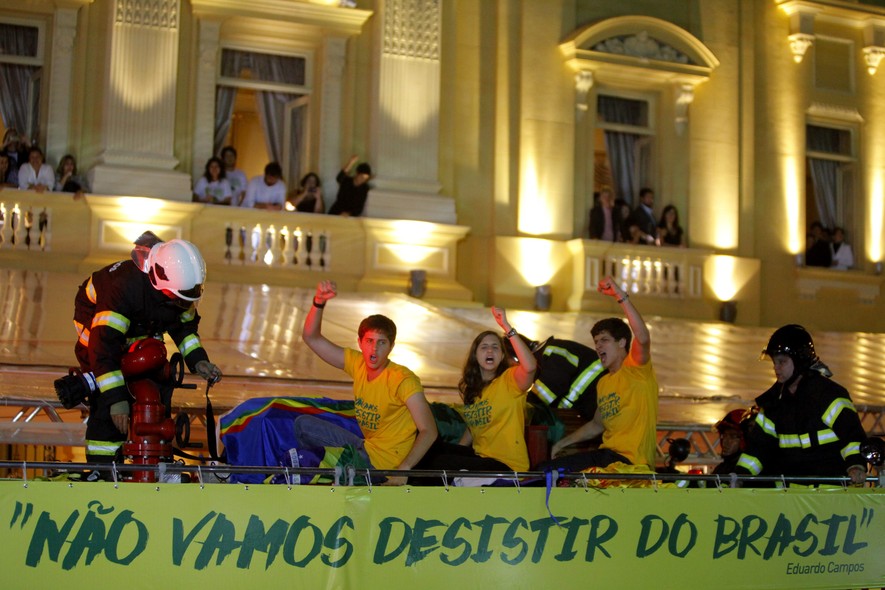 Familiares levam o corpo de Eduardo Campos ao Palácio das Princesas, em Recife