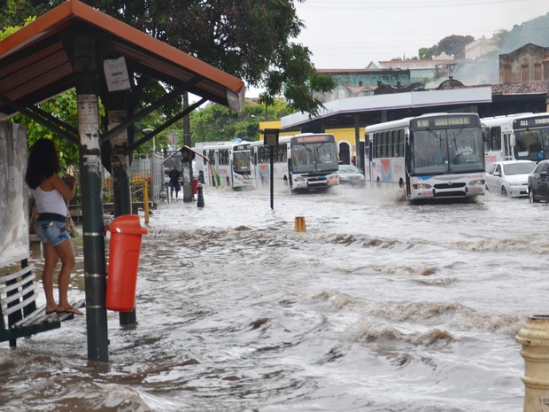 Água atrapalhou o trânsito, invadiu calçadas e dificultou a vida de quem precisou passar pelo Centro de João Pessoa  (Foto: Walter Paparazzo/G1)