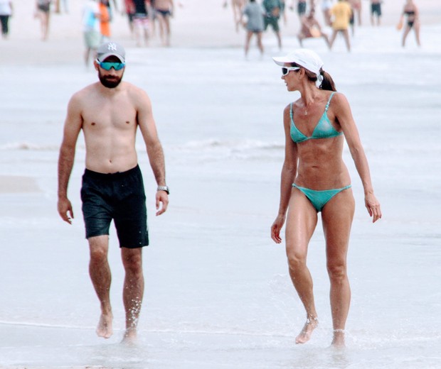 Fernanda Venturini com amigo na praia (Foto: Daniel Delmiro/Agnews) Fernanda Venturini com amigo na praia (Foto: Daniel Delmiro/Agnews)